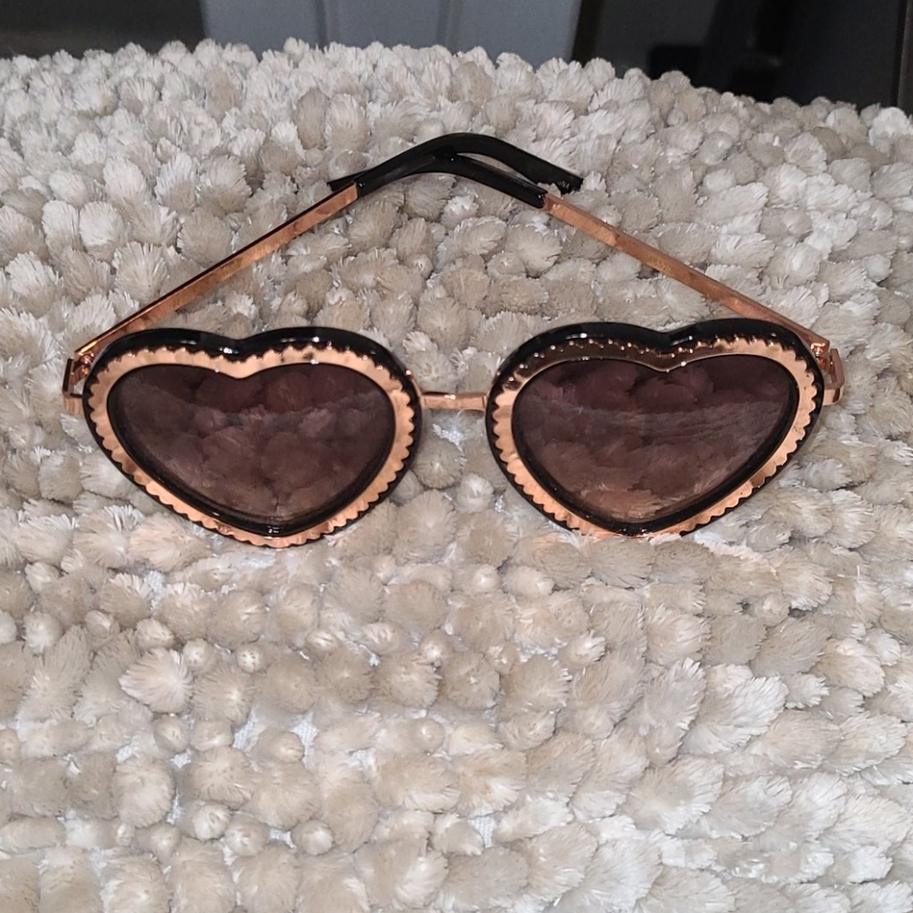 BETSY JOHNSON HEART SHAPED FRAMES🖤